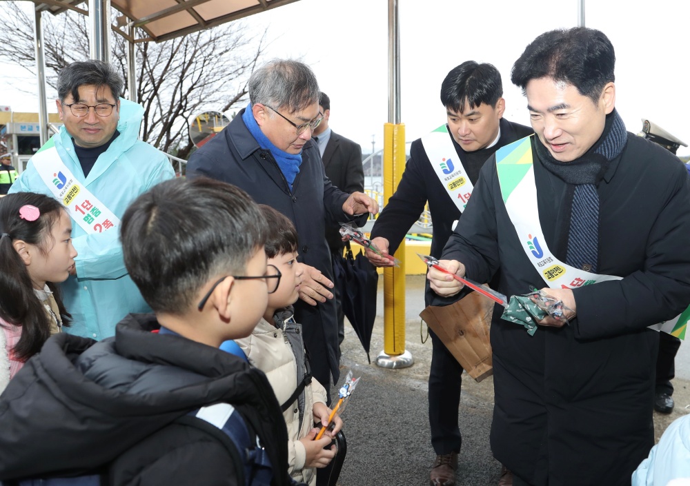 ▲김대중 전남교육감이 목포서산초등학교 등굣길 교통안전 캠페인에 참여해 학생들을 반갑게 맞고 있다. ⓒ전라남도교육청