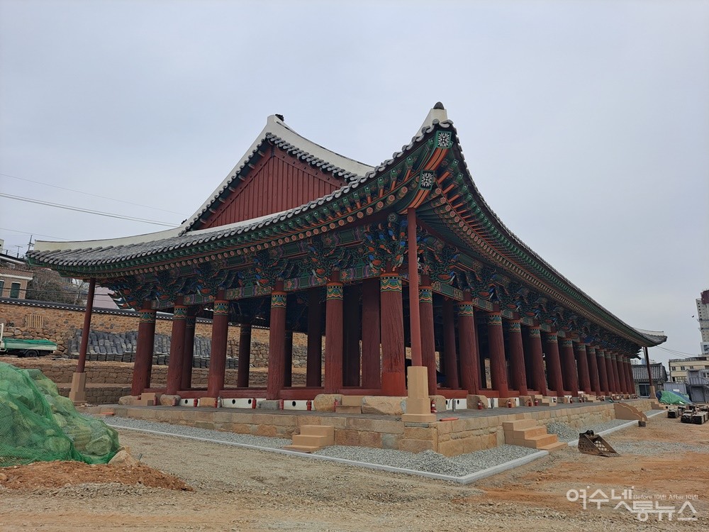 ▲해체 후 복원 공사 중인 국보 제304호 여수 진남관 전경이다. ⓒ조찬현