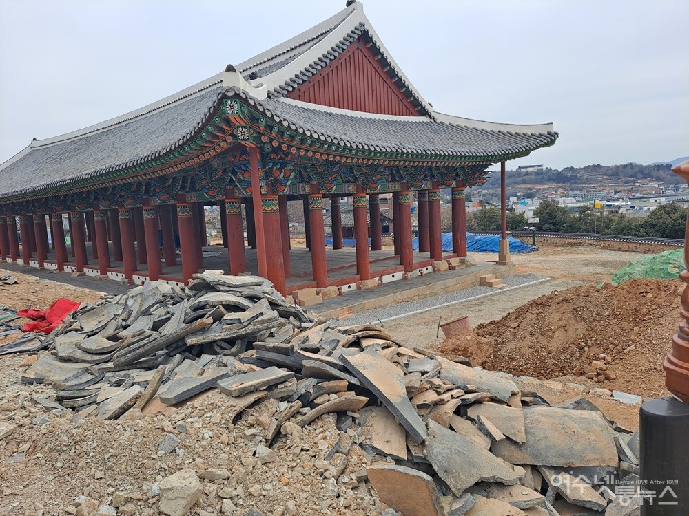 ▲진남관 좌측에는 파손된 기와가 수북이 쌓여있다.  ⓒ조찬현