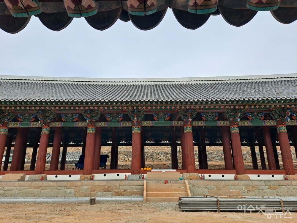 ▲해체 후 복원 공사가 막바지로 치닫고 있는 여수 진남관이다. ⓒ조찬현