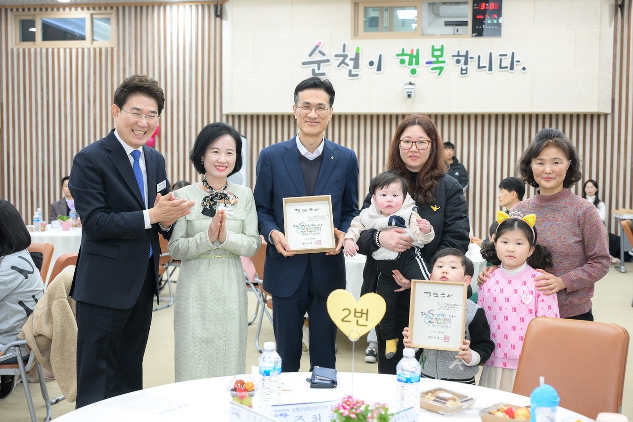 ▲노관규 순천시장이 다둥이 가정에 결연증서를 전달하고 기념사진을 찍고 있다 ⓒ순천시