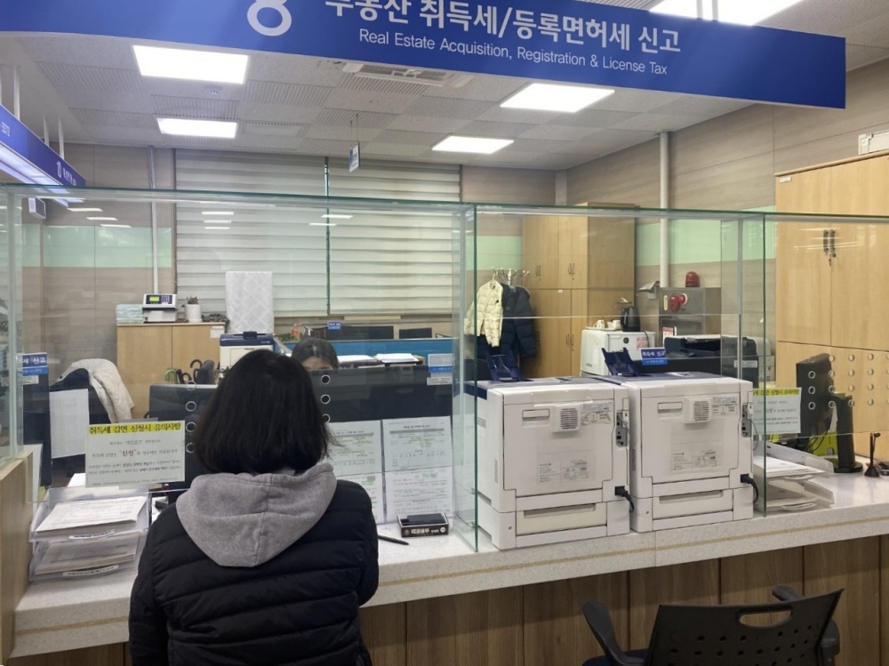 ▲지난 4일 한 시민이 ‘지방세 365 야간상담소’를 방문해 세무 상담을 받고 있다. ⓒ여수시