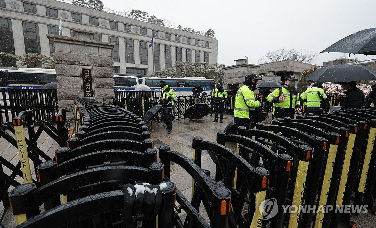 ▲  윤석열 대통령 탄핵 심판 선고 앞둔 헌재(서울=연합뉴스) 김인철 기자 = 윤석열 대통령에 대한 탄핵심판 선고를 앞둔 4일 서울 종로구 헌법재판소 앞에서 경찰이 출입을 통제하고 있다. 2025.3.4 yatoya@yna.co.kr