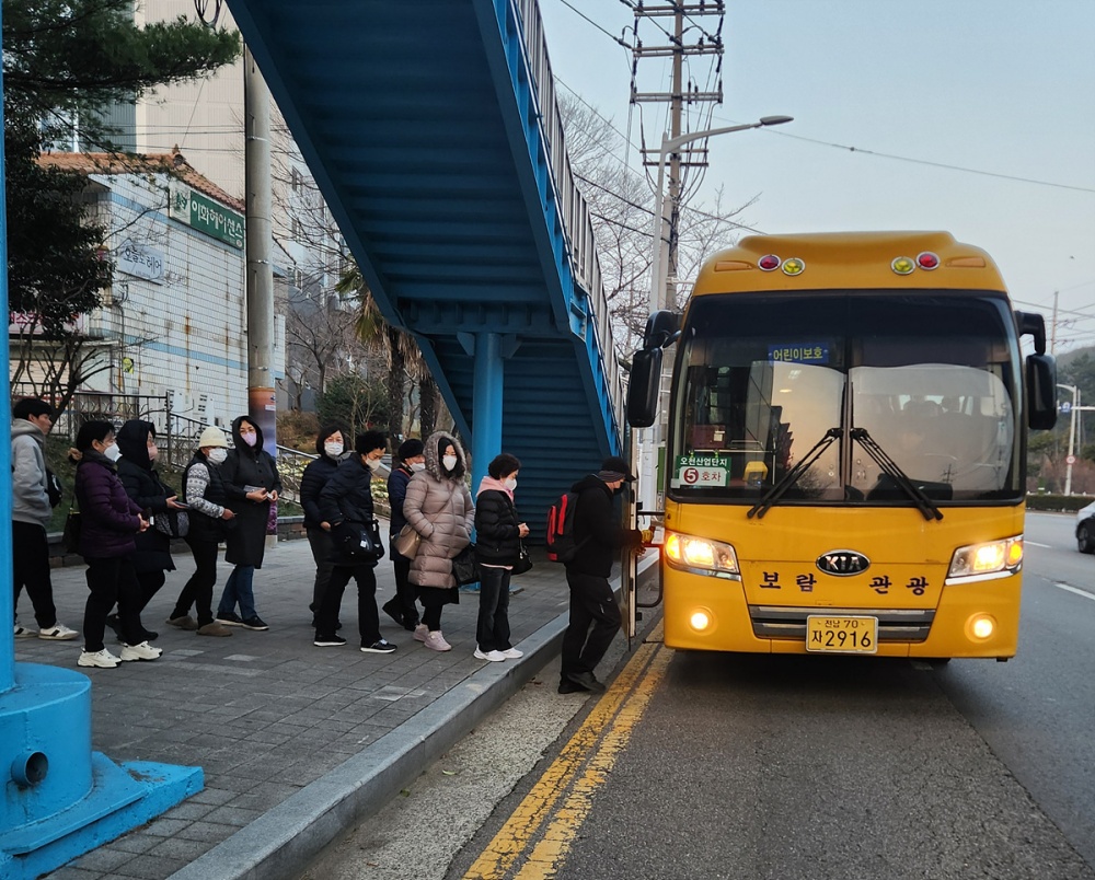 ▲오천일반산업단지 입주기업 근로자들이 통근버스 이용중 ⓒ여수시