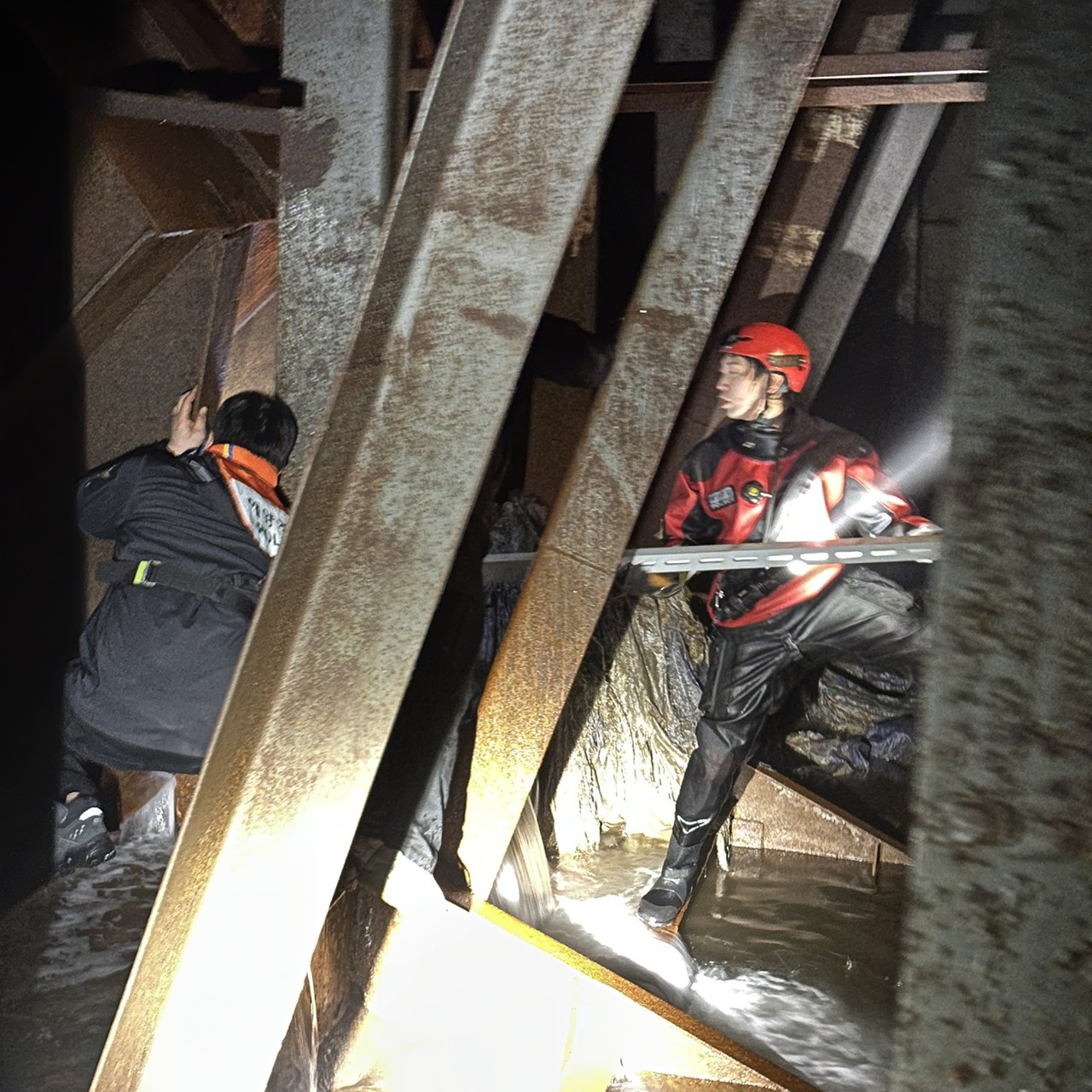 ▲ 해경이 바지선 내부 파공부위 방수작업 ⓒ여수해양경찰서