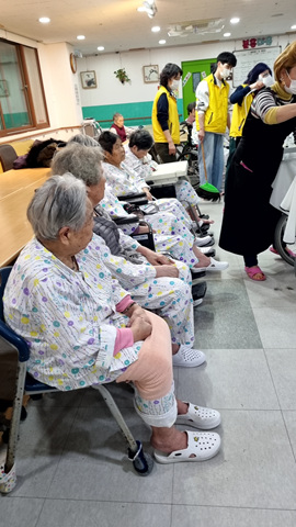 ▲머리 손질을 받으려고 대기하고 계신 어르신들 ⓒ김경희