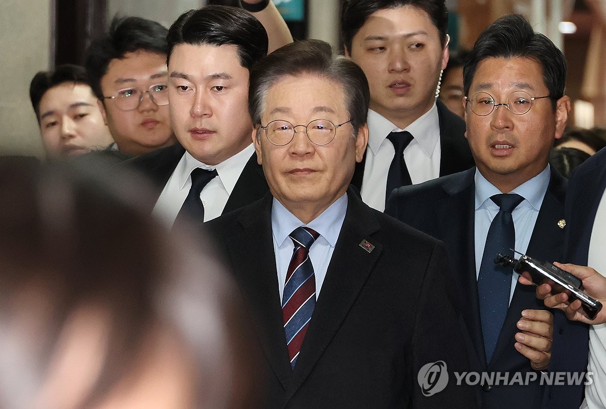 ▲ 질문 받으며 당 대표실 향하는 이재명 대표(서울=연합뉴스) 김주형 기자 = 윤석열 대통령의 석방이 알려진 7일 더불어민주당 이재명 대표가 국회 당 대표실로 향하고 있다. 2025.3.7 kjhpress@yna.co.kr