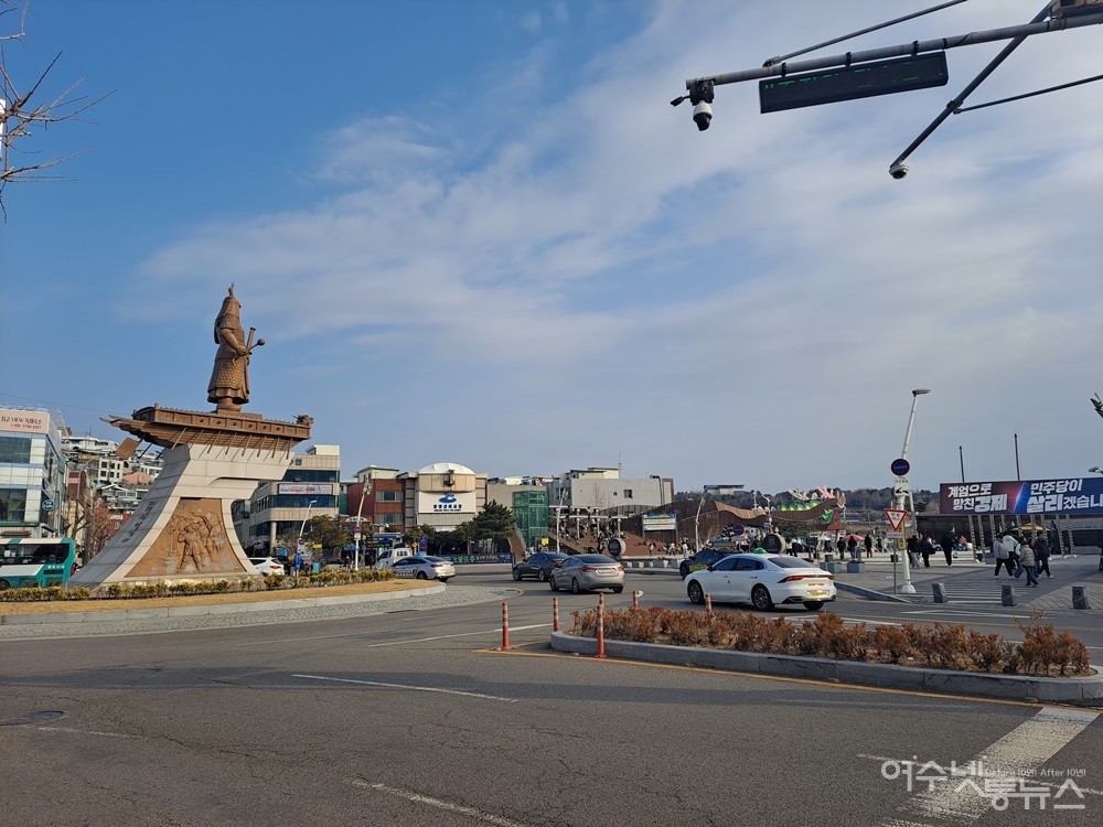 ▲여행자들이 이순신 광장에서 봄을 즐기고 있다. ⓒ조찬현