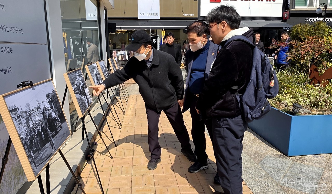 ▲ 419혁명의 도화선이 된 김용호 민주열사의 당시 사진전을 시민감동연구소 한창진 대표가 시민들에게 설명하고 있다 ⓒ심명남