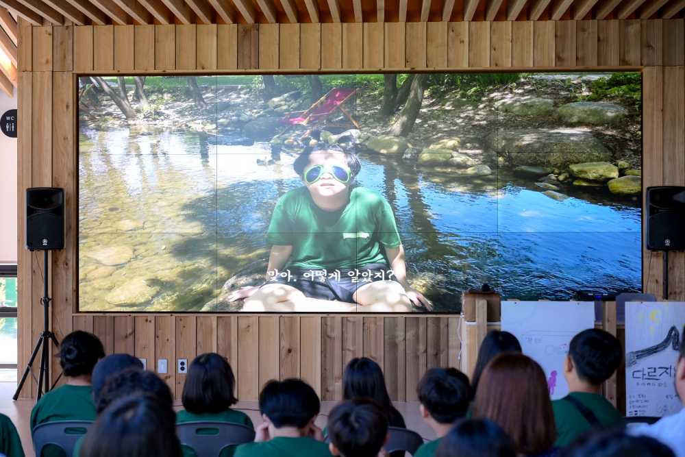 ▲지난해 8월 개최된 '어린이영화캠프'에 참여한 어린이들 직접 제작한 영화 관람 ⓒ순천시