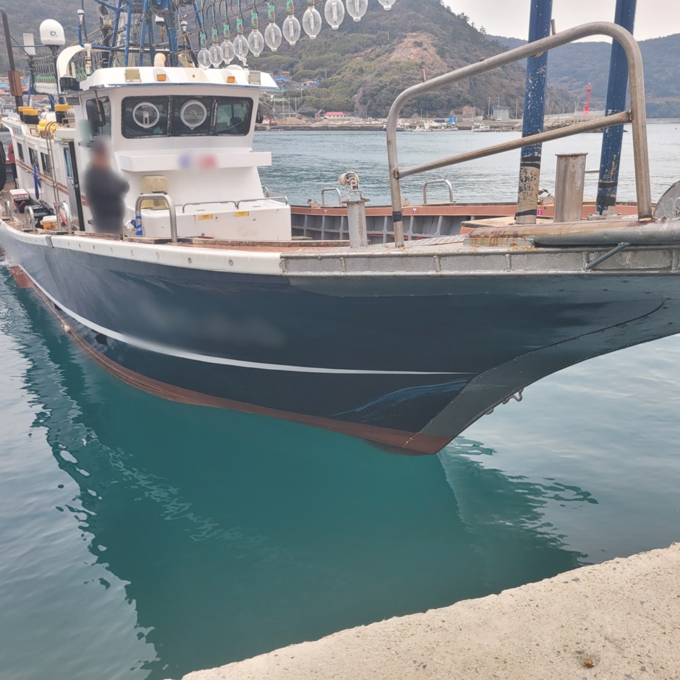 ▲여수 거문도 해상서 낚시어선과 어선 충돌후 안전항포구에 계류한 모습 ⓒ여수해양경찰서