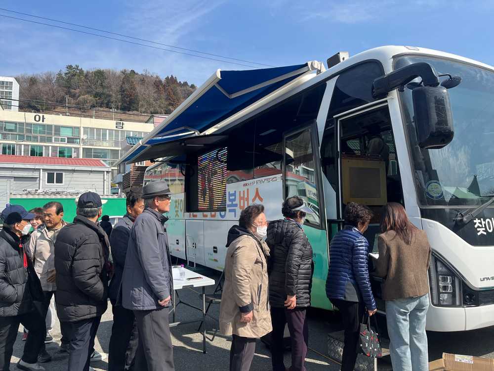 ▲‘찾아가는 전남행복버스’가 지난 10일 여수시 충무동 장수경로당을 찾아 주민들에게 다양한 복지서비스를 제공했다. ⓒ여수시