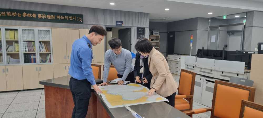 ▲담당교수요원들이 경비수역에 대한 구분과 관할 경비 세력 배치에 대한 설명을 듣고 있다. ⓒ해양경찰교육원