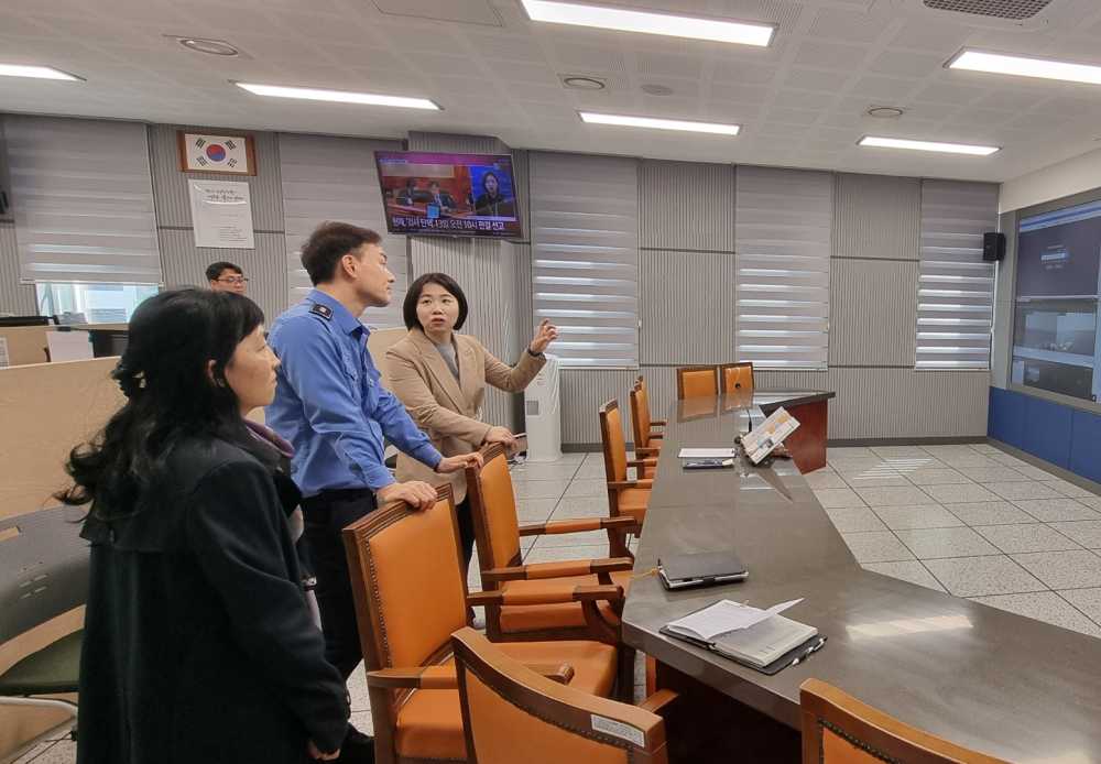 ▲상황실 모니터를 보며 관할 해역 안전관리에 대한 질의 응답을 진행중에 있다. ⓒ해양경찰교육원