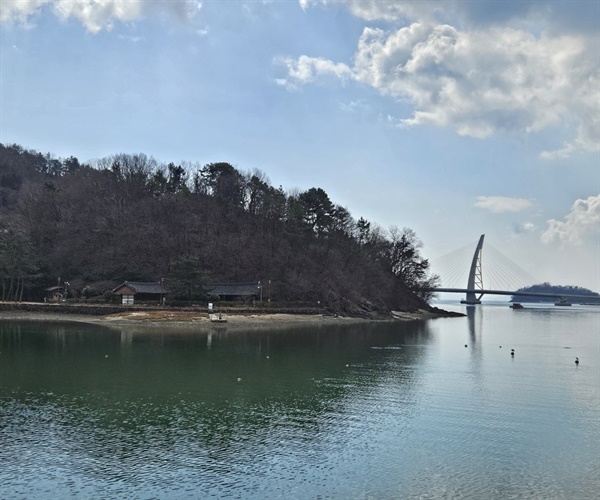 ▲여수 선소가막만 끝자락에 위치한 선소 뒷쪽으로 천연 방파제 장도와 22년 8월 개통한 선소대교가 보인다 ⓒ박귀단