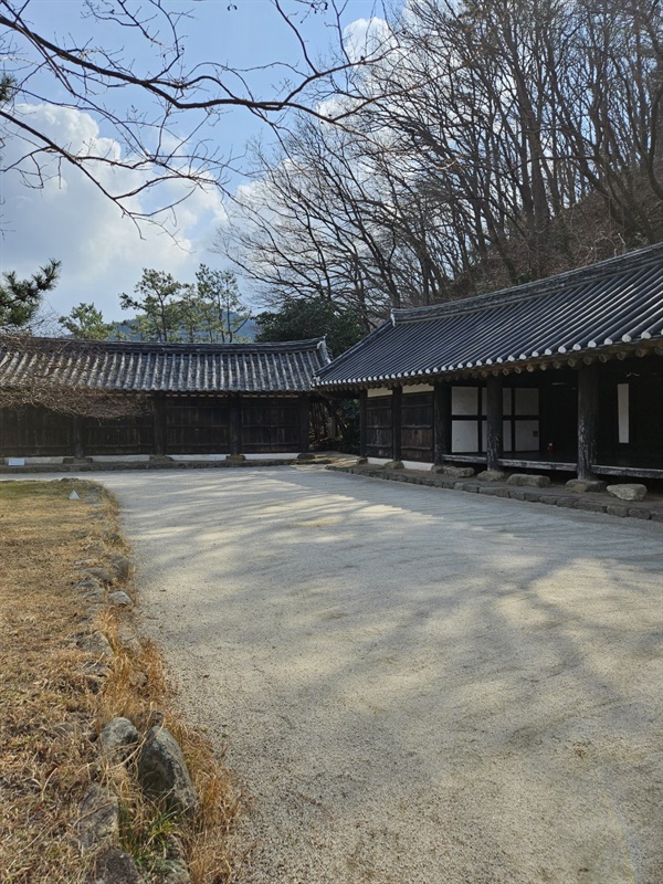 ▲여수선소왼쪽에 무기고와 오른 쪽에 세검정 ⓒ박귀단