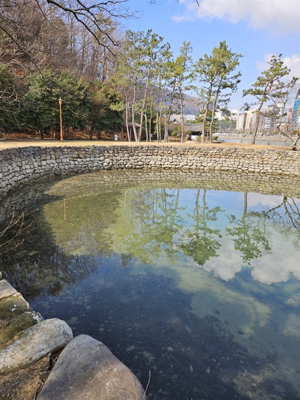 ▲선소굴강거북선을 만들고 수리하고 대피 시켰던 곳이다 ⓒ박귀단