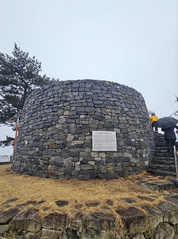 ▲묘도탐방 일행들이 봉화산 봉수대를 올라가고 있다 ⓒ박귀단