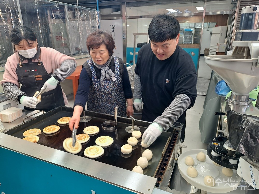 ▲여수 진남시장 현정이네 호떡집 양강영 대표가 어머니와 함께 호떡을 굽고 있다.  ⓒ조찬현