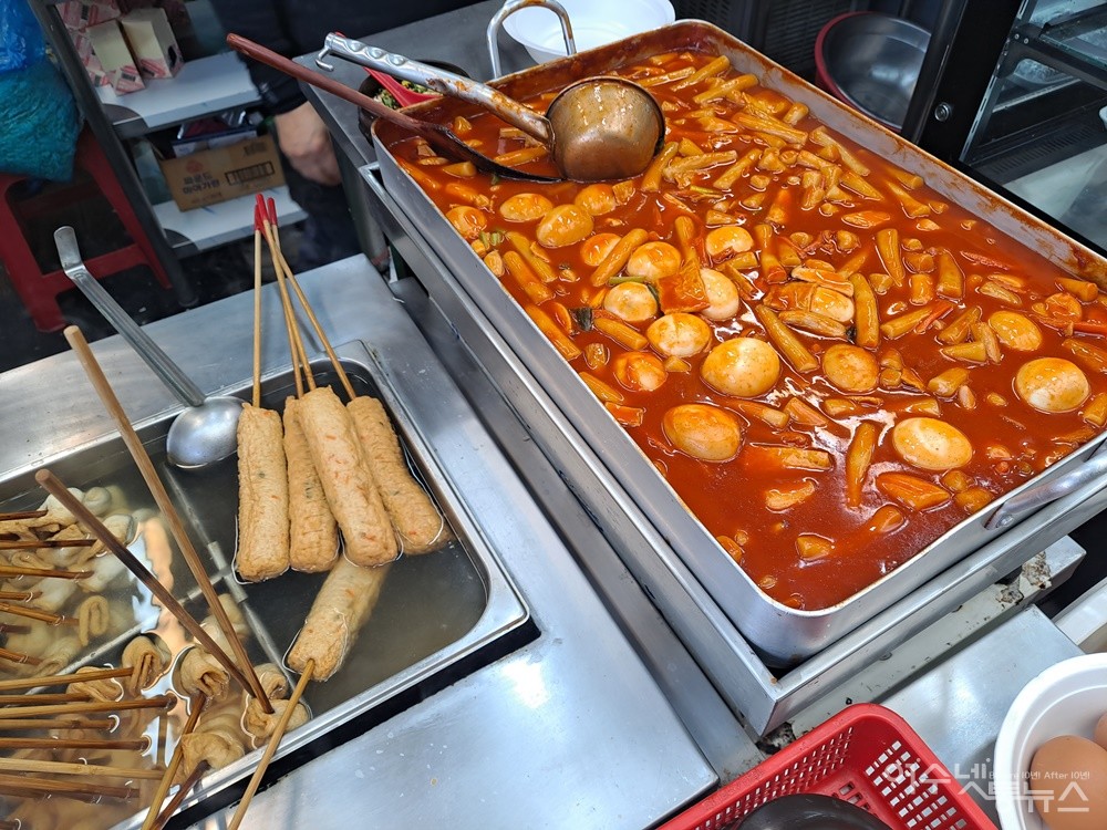 ▲호떡집 바로 맞은편에서 아내 송현정 대표가 운영하는 현정이네 분식집의 떡볶이와 어묵이다. ⓒ조찬현