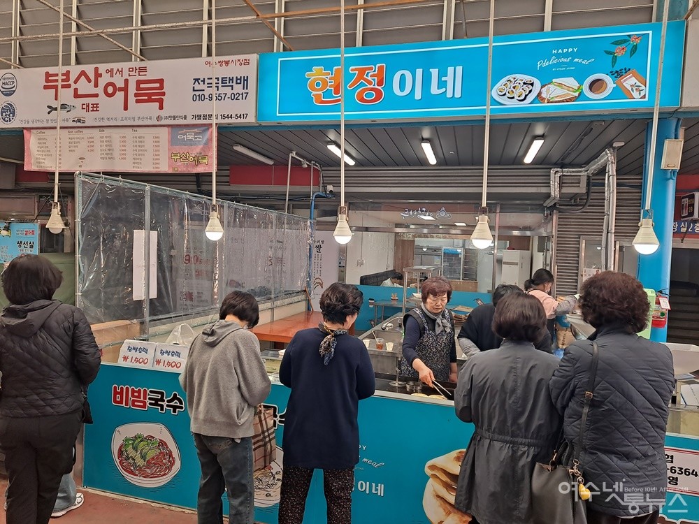 ▲2주 전 문을 열었다는 현정이네 호떡집은 문전성시다.  ⓒ조찬현