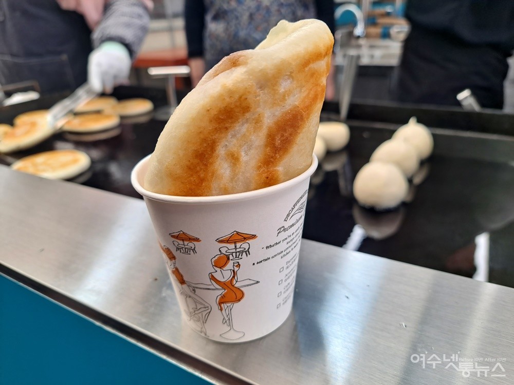 ▲한 개에 1,500원 하는 맛있는 찹쌀호떡은 종이컵에 담아준다. ⓒ조찬현