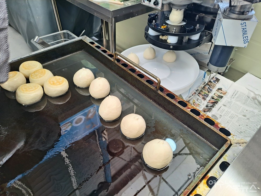 ▲이 집의 호떡 가게는 남다르다. 호떡 만드는 최신설비를 갖췄다.  ⓒ조찬현