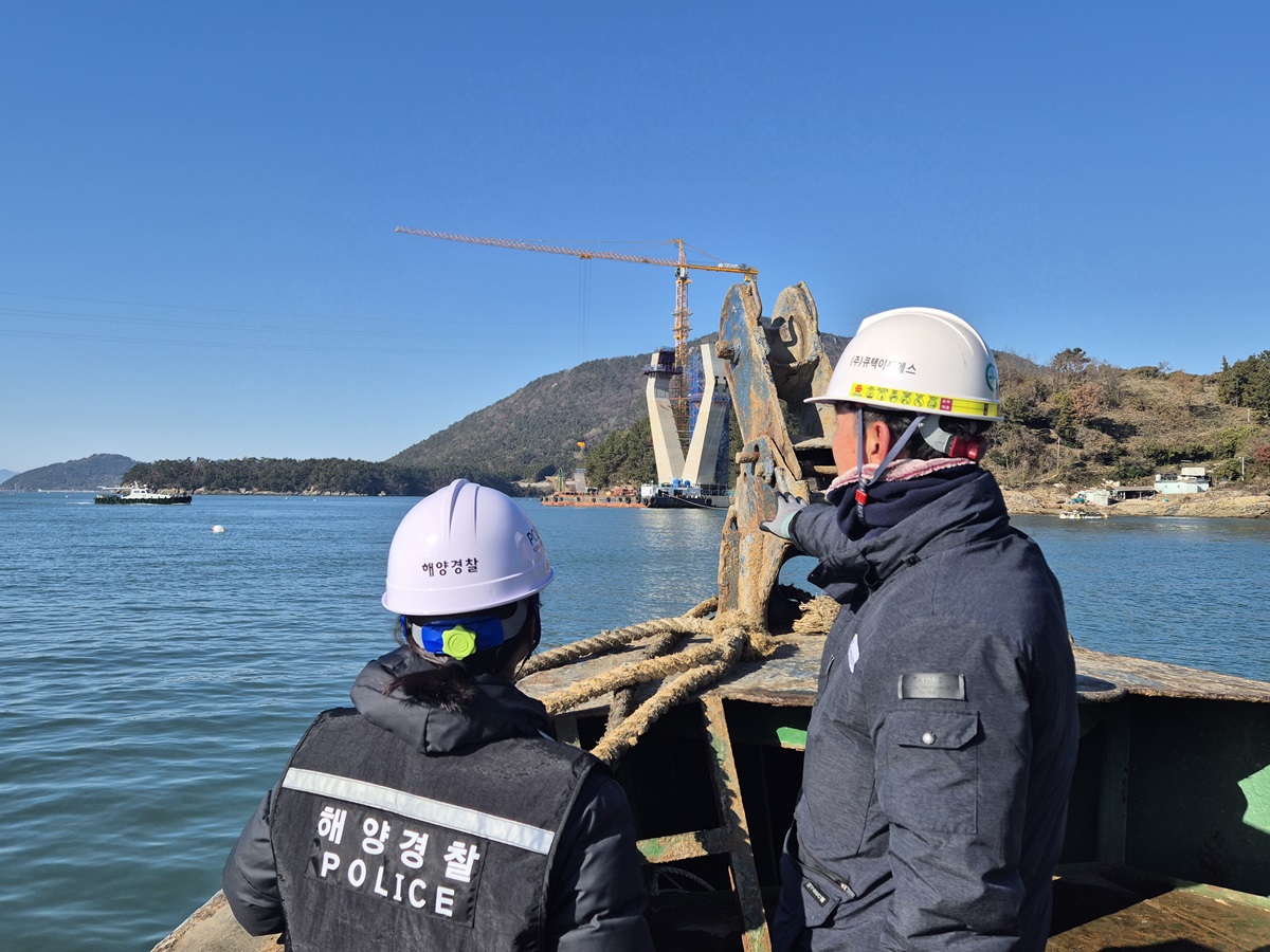 ▲여수해경이 해상공사 현장 위반사항 등을 점검하고 있다. ⓒ여수해경