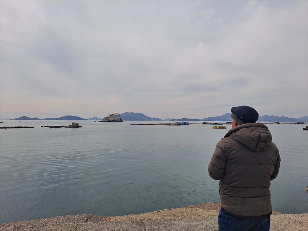 ▲ 박근세 사진작가가 상증도 섬을 살펴보고 있다. ⓒ조찬현