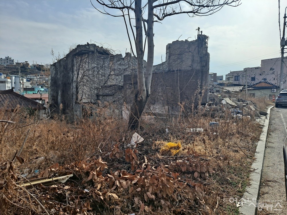 ▲여수 동산동 구도심에 방치된 구 여수극장 폐건물이다. ⓒ조찬현