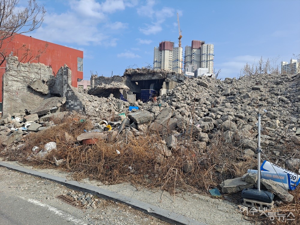 ▲철거 중 공사가 중지된 채 10여 년이 넘게 방치된 구 여수극장 터다. ⓒ조찬현