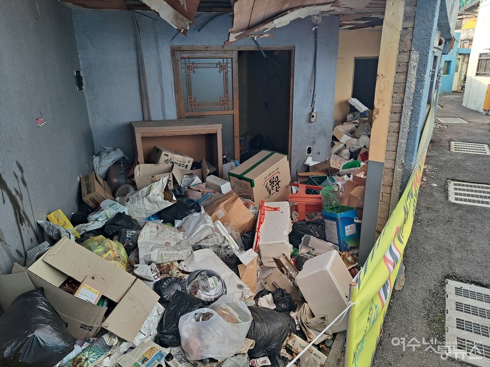 ▲폐주택 내부에는 주민들이 내다 버린 생활 쓰레기가 수북이 쌓여있다. ⓒ조찬현