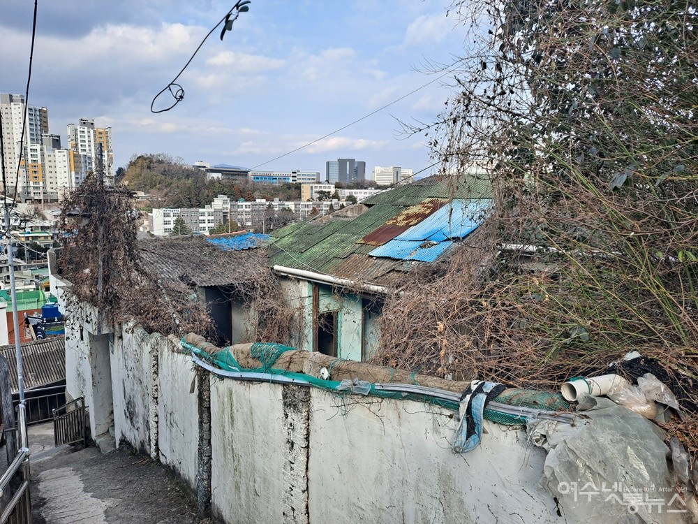 ▲ 사람이 떠난 빈집 내부에는 쓰다 만 생활용품이 쓰레기로 방치되고 있다. ⓒ조찬현