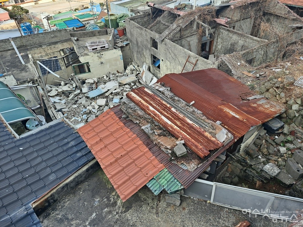 ▲지붕이 사라지고 벽이 파손된 집들이 군데군데 흉물스럽게 방치되어 있다. ⓒ조찬현