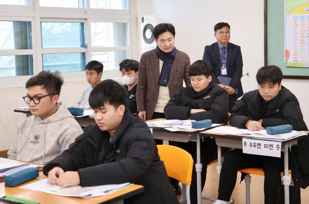 ▲김대중 전남교육감이 구림공업고등학교에서 해외 학생들의 수업을 참관하고 있다.  ⓒ전라남도교육청