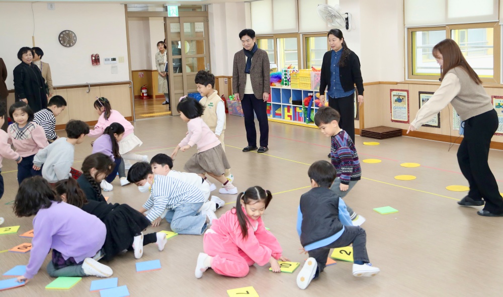 ▲김대중 전남교육감이 삼호유치원에서 놀이 수업을 참관하고 있다.  ⓒ전라남도교육청