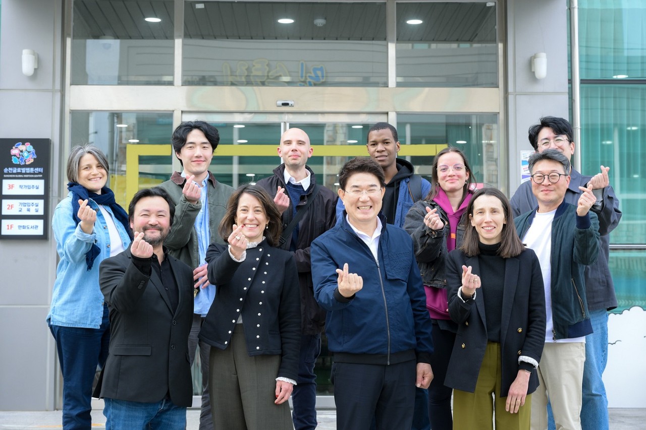 ▲노관규 순천시장을 비롯한 케나즈·오노 웹툰 기업 관계자, 프랑스·가봉 웹툰 작가들이 순천글로벌웹툰센터 앞에서 기념사진을 찍고 있다. ⓒ순천시