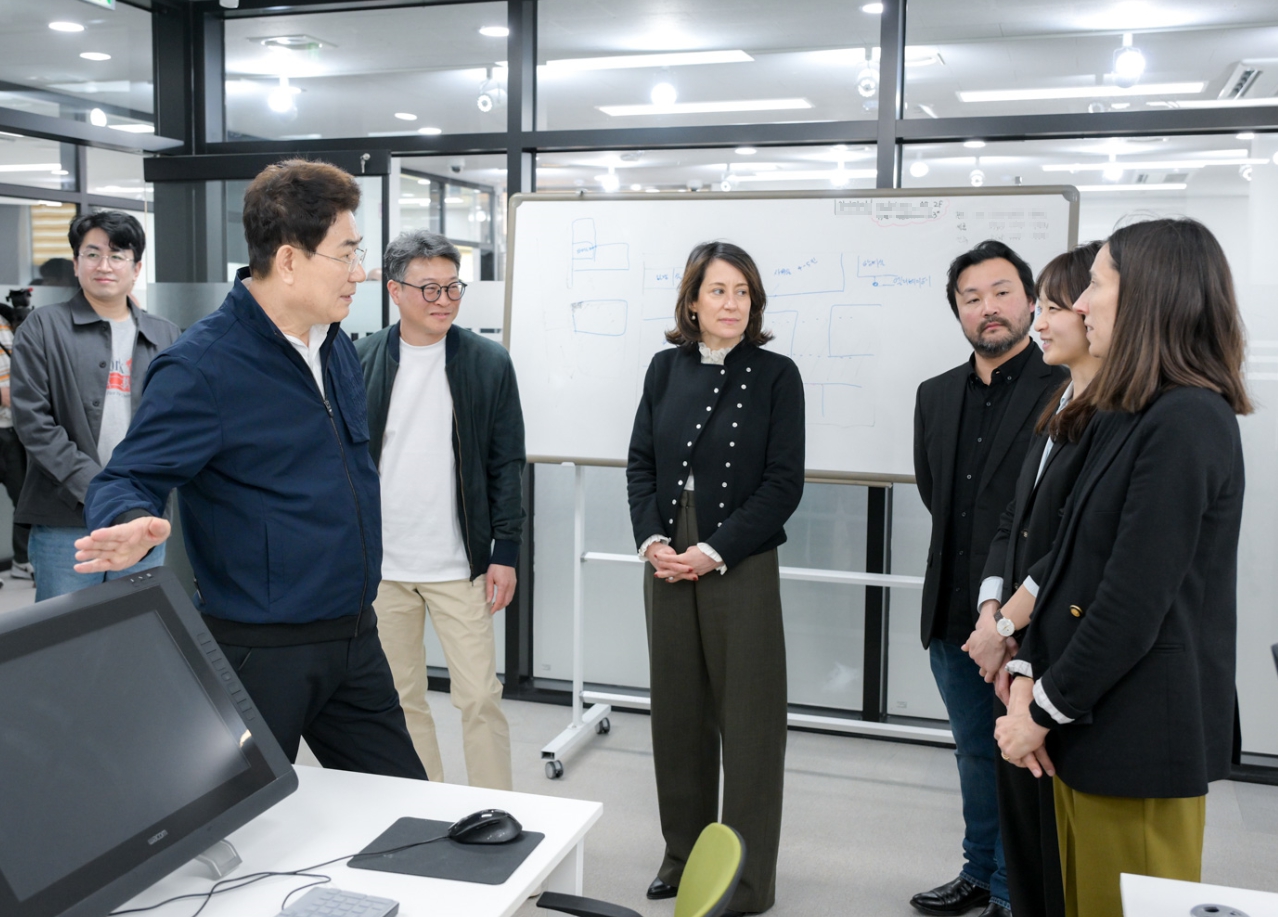 ▲웹툰 창작 공간인 순천글로벌웹툰센터를 둘러보고 있다. ⓒ순천시