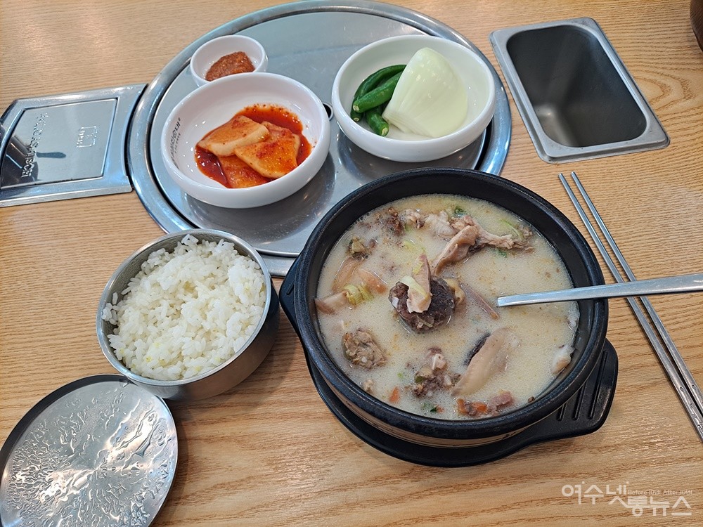 ▲한우 소뼈를 우려내 만든 사골국물에 참깨가루로 고소함을 더한 순대국밥이다.  ⓒ조찬현