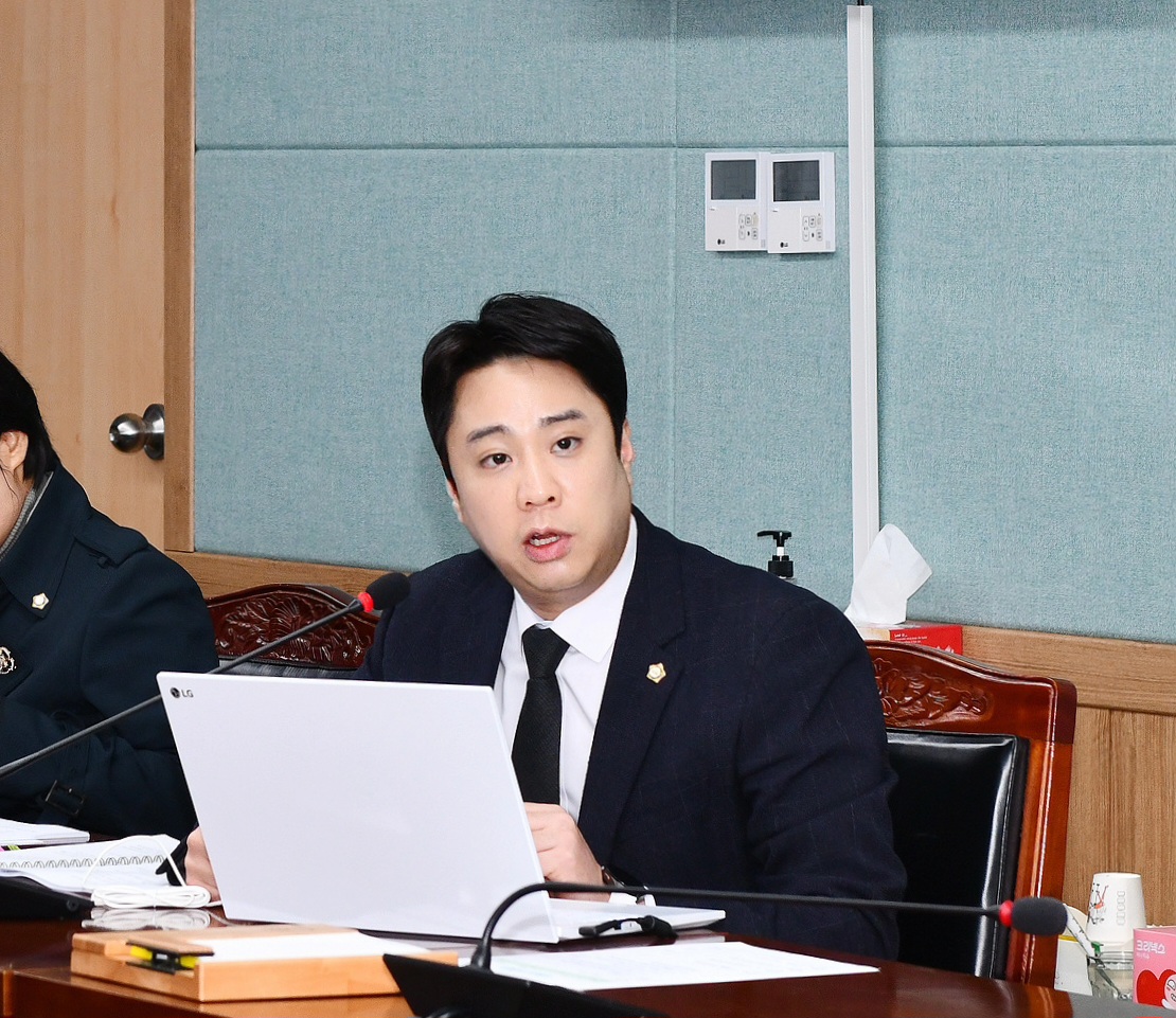 ▲제244회 임시회_환경복지위원회 안건심사_이석주 의원 ⓒ여수시의회