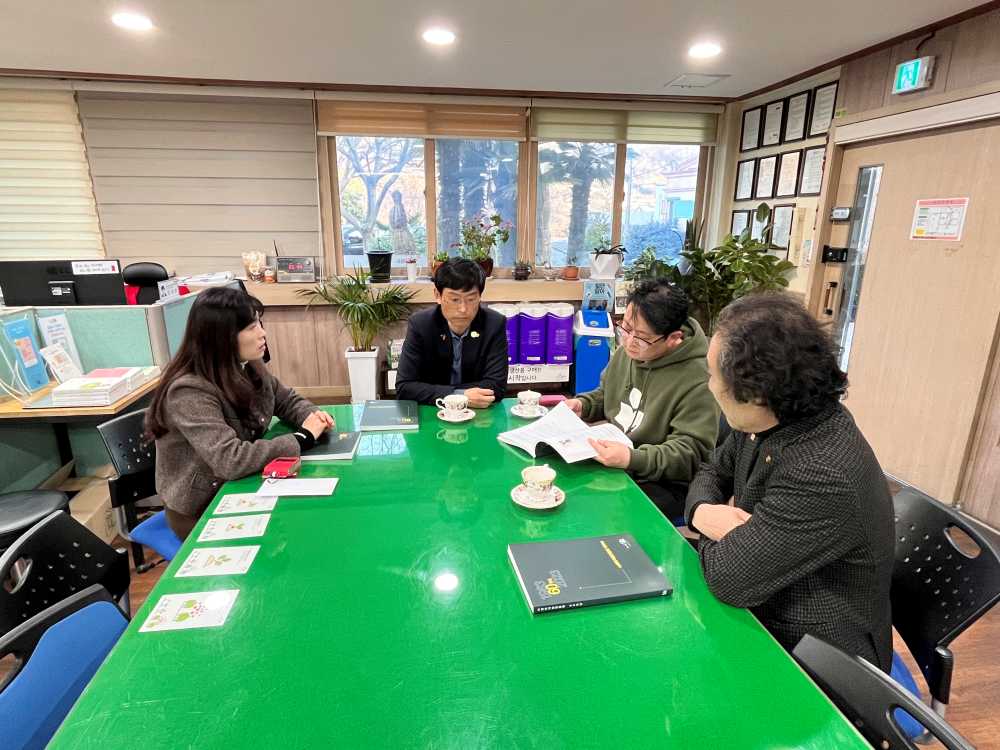 ▲국제와이즈멘 여수좌수영클럽 회원들이 동백원 사무실에서 장애인복지 및 시설 운영에 대해 이야기를 나누고 있다.  ⓒ동백원