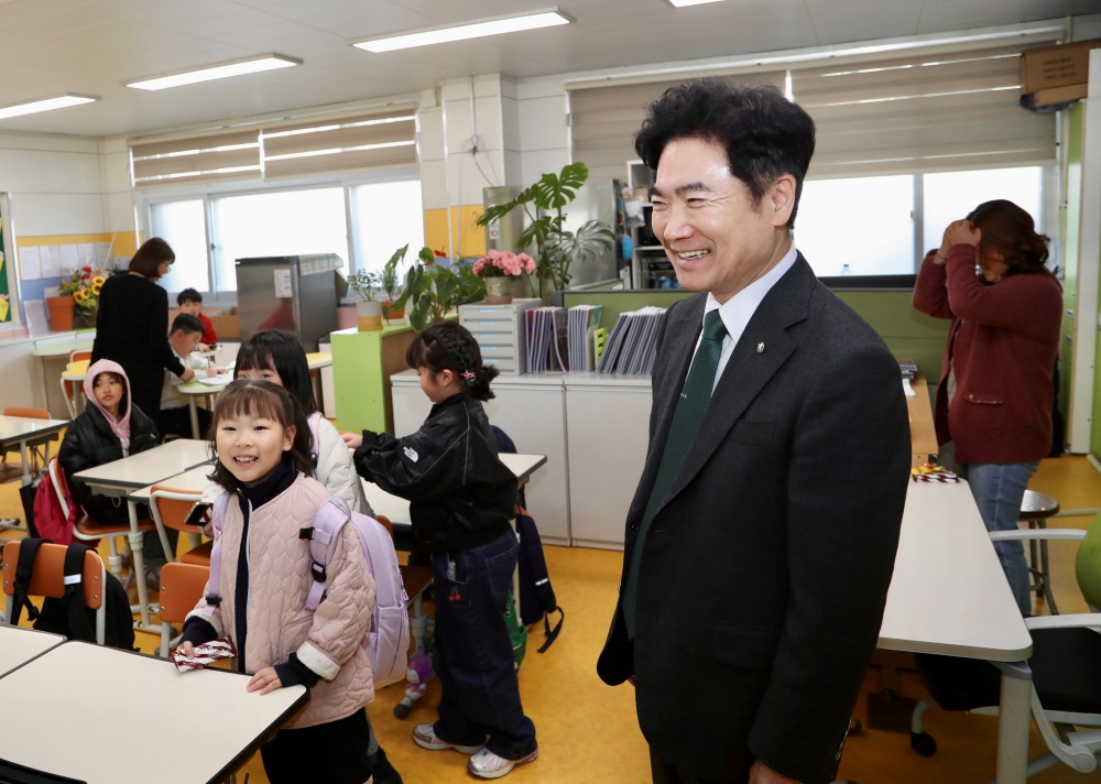 ▲김대중 교육감이 해남동초 늘봄교실을 찾아 학생들과 소통하고 있다.  ⓒ전라남도교육청