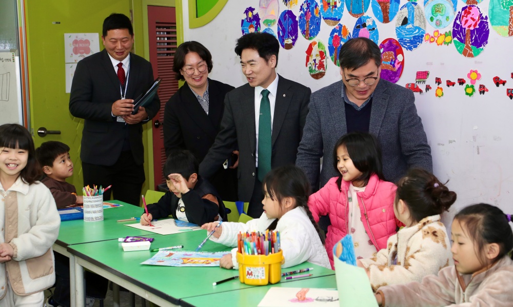 ▲김대중 교육감이 해남동초 늘봄교실을 찾아 학생들과 소통하고 있다. ⓒ전라남도교육청