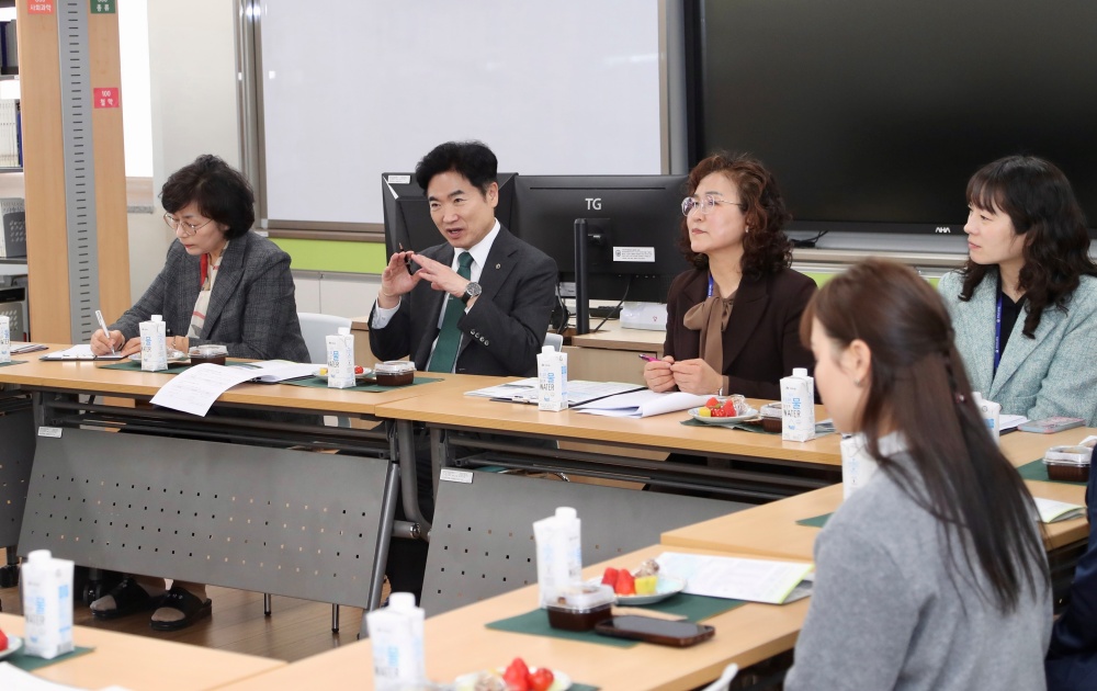 ▲김대중 교육감과 황산중 교육가족들이 다문화교육 운영 방향을 논의하고 있다.  ⓒ전라남도교육청