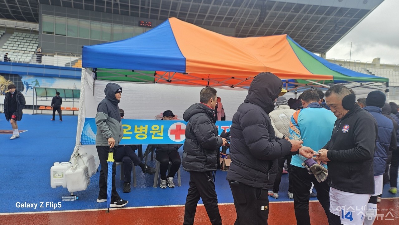 ▲ 제15회 여수시의회의장배 (청,중,장,실버)직장 및 클럽축구대회에 의료봉사에 나선 여수가온병원이 구급차 및 의료진을 파견해 소중한 생명을 살린 것으로 알려졌다 ⓒ심명남