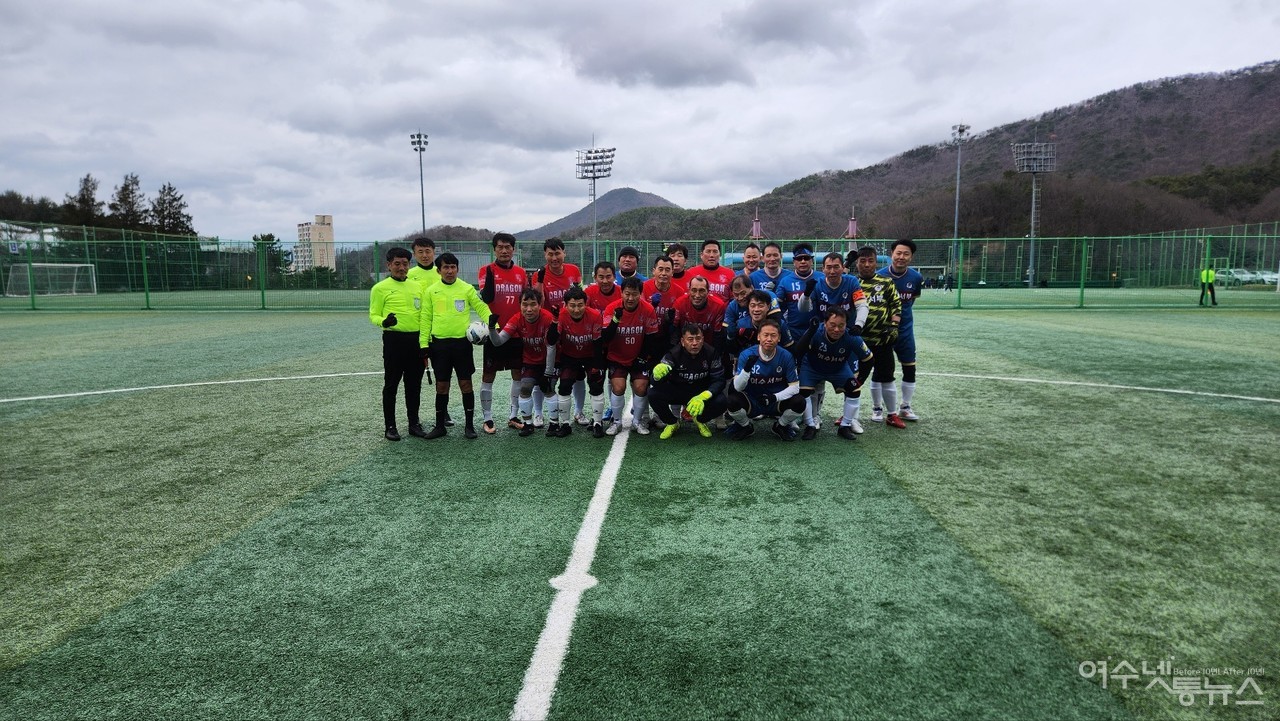 ▲ 제15회 여수시의회의장배 (청,중,장,실버)직장 및 클럽축구대회에 의료봉사에 나선 여수가온병원이 구급차 및 의료진을 파견해 소중한 생명을 살린 것으로 알려졌다 ⓒ심명남