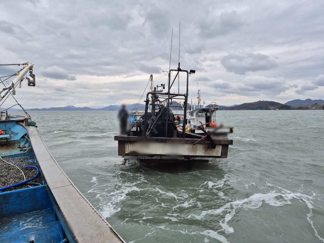 ▲화재 진화가 완료된 어선  ⓒ여수해경