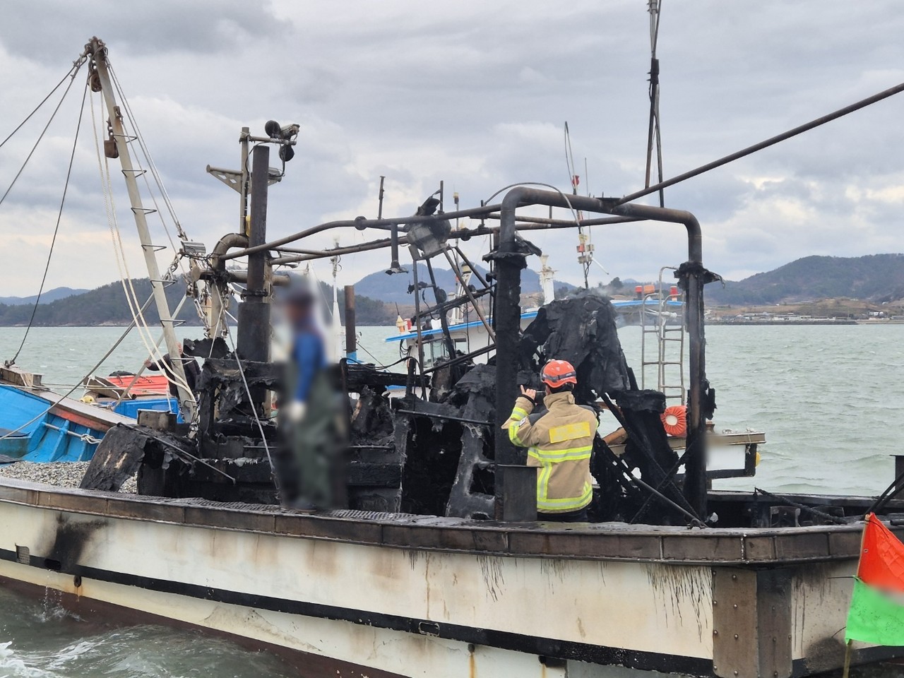 ▲ 화재 진화가 완료된 어선 ⓒ여수해경