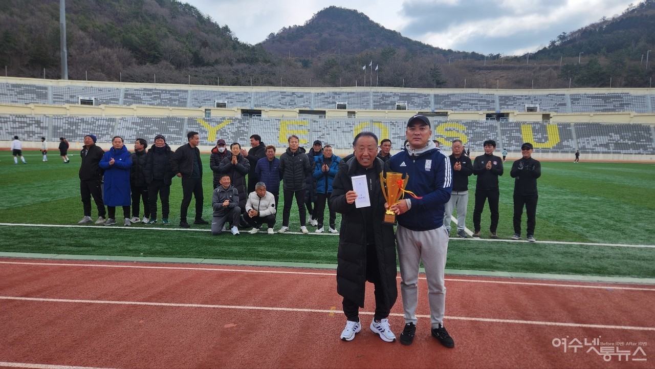 ▲ 실버부 우승트로피단체사진 ⓒ이정훈