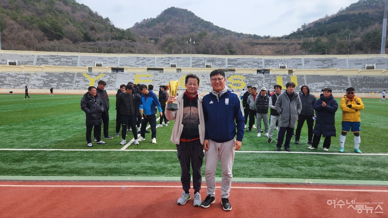 ▲ 장년부에서 우승트로피를 차지한 여수서부클럽 ⓒ이정훈